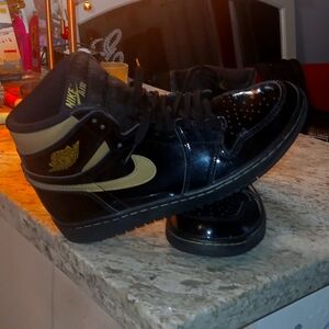 Jordan 1 High Black Metallic Gold